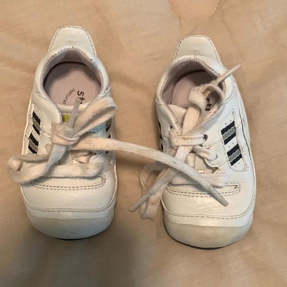 Stride Rite White Sneakers with Stripes and Rubber Sole 2.5T - Picture 1 of 4